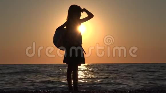 日落海滩海滨儿童海岸海浪小女孩视频的预览图