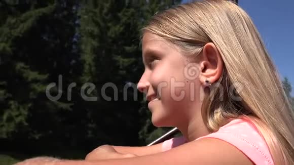 滑雪缆车上的儿童滑雪缆车上的旅游女孩高山铁路上的儿童视频的预览图