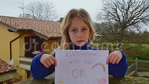 悲伤的白种人小女孩举着有碑文的海报视频的预览图
