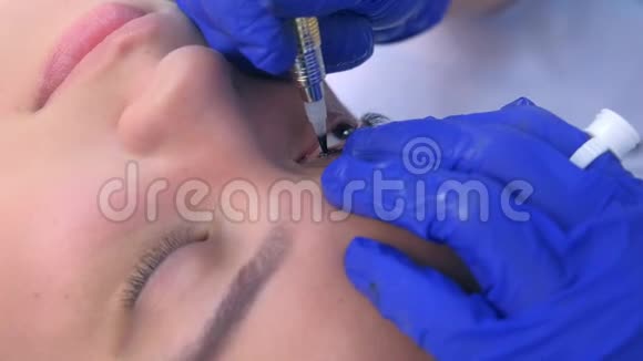 美容师用纹身机给女人做永久眼线化妆视频的预览图