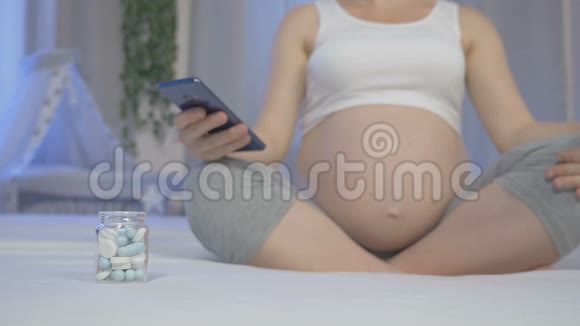 孕妇在网上寻找信息和处方视频的预览图