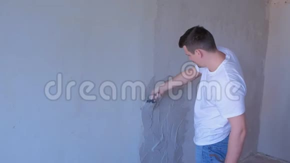 粉刷工正在用抹刀在墙上涂上石膏使墙对齐视频的预览图