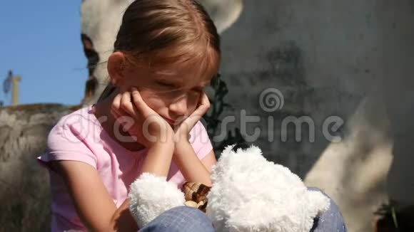 伤心的孩子被遗弃在废墟中不幸的流浪女孩沮丧的可怜的孩子无家可归的人视频的预览图