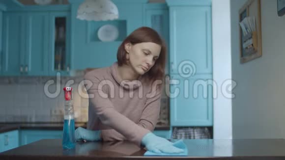年轻30岁的女性喷洒洗涤剂用抹布擦拭台面令人不安和疲惫的女人把家打扫干净视频的预览图