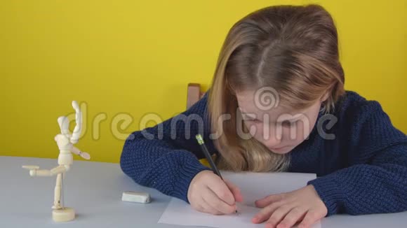 可爱的小白种人女孩画了一个木头人视频的预览图