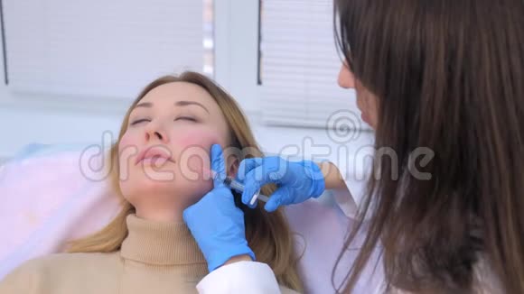 美容医生用填充物在女性脸上注射以对抗皱纹视频的预览图