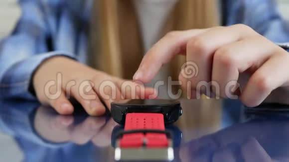 智能手表儿童使用智能手表儿童玩智能手机少女视频的预览图