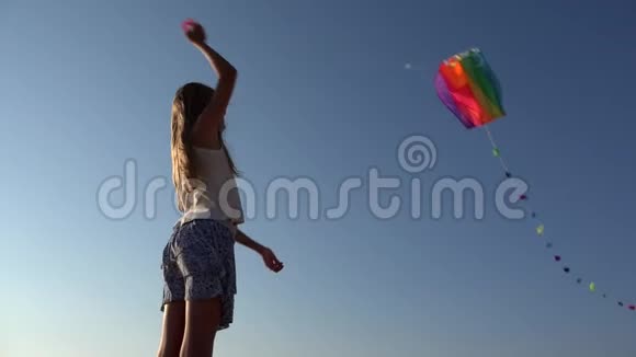 孩子在玩放风筝孩子在日落的海滩上快乐的小女孩海岸线视频的预览图