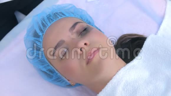 美容诊所年轻女性永久眼线化妆面部特写视频的预览图
