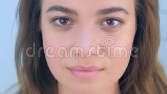 美少女永久眼线美容后的肖像视频的预览图