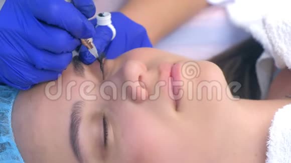 美容师用纹身机给女人做永久眼线化妆视频的预览图