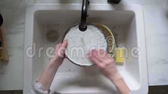 女人在厨房洗了一道菜视频的预览图