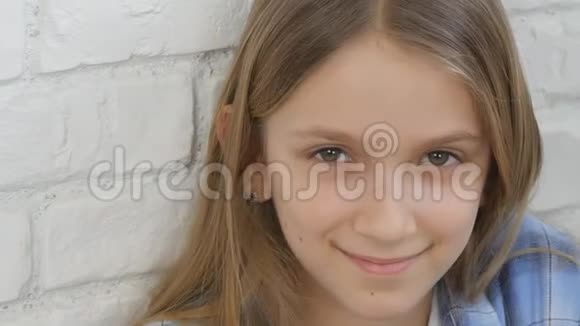 体贴的儿童肖像微笑的孩子脸在镜头中看金发碧眼的女孩视频的预览图