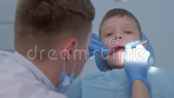 牙科诊所对儿童牙进行预防性检查视频的预览图