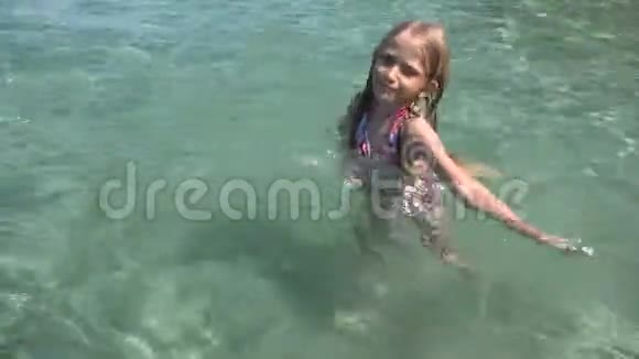 4K儿童在海水中游泳儿童在海滩女孩享受暑假视频的预览图