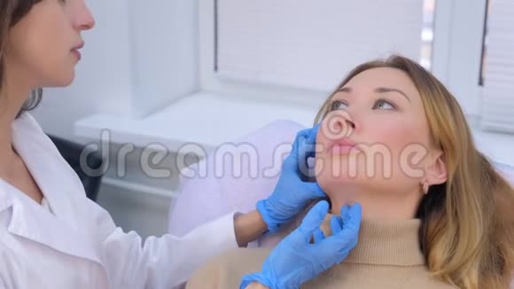 女性患者在注射到面部之前由美容医生咨询视频的预览图