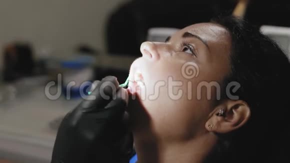 密切配合牙医的手套处理病人印章视频的预览图