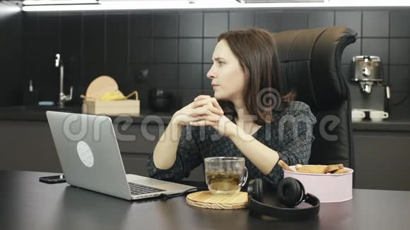 体贴的女商人在笔记本电脑的工作中迷失了思想严肃沉思的女性看着就想办法解决问题视频的预览图