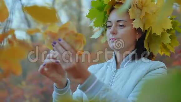 美丽的延西娜聚集了黄色的秋叶视频的预览图