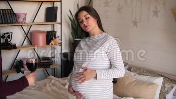 孕妇在家里在床上的卧室里拒绝喝酒视频的预览图