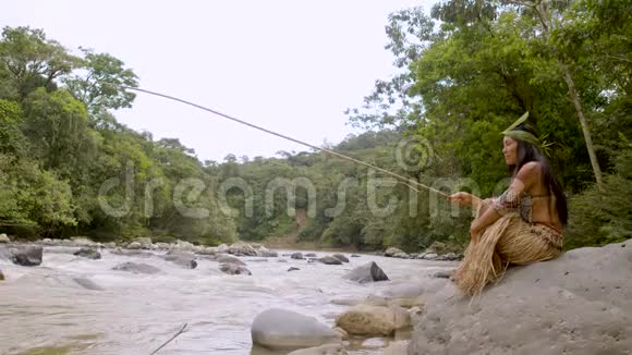 部落妇女在河里钓鱼视频的预览图