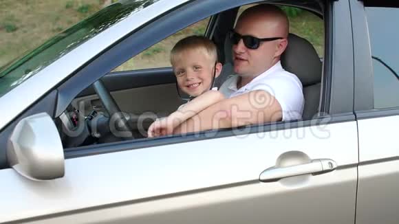 严肃的男人和他的儿子戴着太阳镜和白色T恤衫的画像视频的预览图
