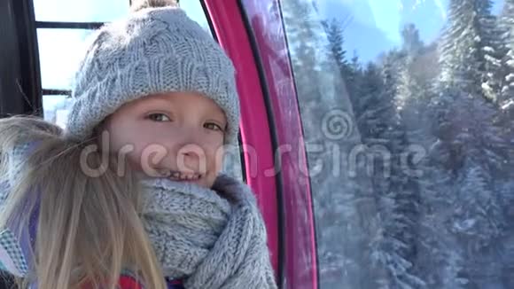 冬季滑雪缆车中的儿童缆车中的儿童山区中的女孩阿尔卑斯山的景色视频的预览图