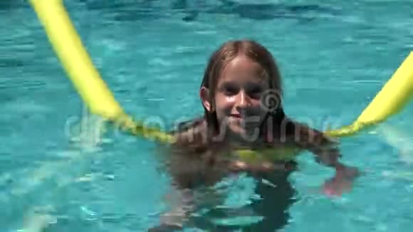 儿童泳池游泳微笑儿童女孩肖像享受暑假视频的预览图