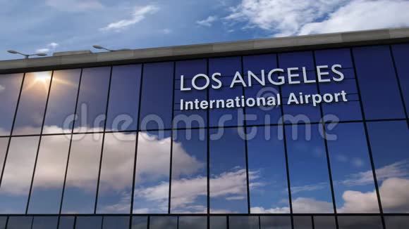 在洛杉矶降落的飞机在候机楼里视频的预览图