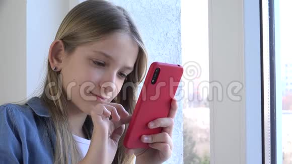 儿童使用智能手机儿童玩智能手机青少年女孩与父母沟通技术视频的预览图