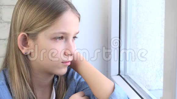 伤心的孩子看着窗外无聊的体贴少女温柔的孩子脸视频的预览图