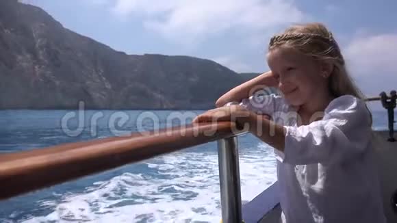 4K儿童乘船旅行儿童乘船旅行女孩乘渡船在莱夫卡达岛海滩希腊视频的预览图