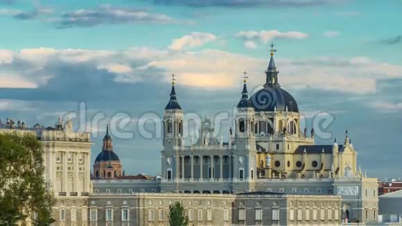 西班牙马德里圣玛丽亚皇家阿尔穆德纳大教堂和皇家宫殿的天际线视频的预览图
