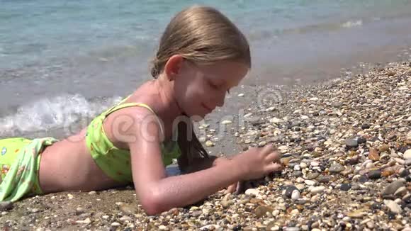 4K小子在海滩浪荡浪荡浪荡浪荡浪荡热带异国风情海岸欢乐童童海边少女嬉戏视频的预览图