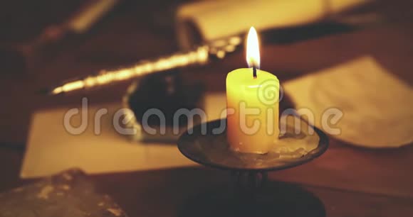 复古羽毛笔和烛光下餐桌上的古董视频的预览图