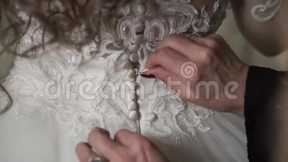 年长的女人扣着婚纱视频的预览图
