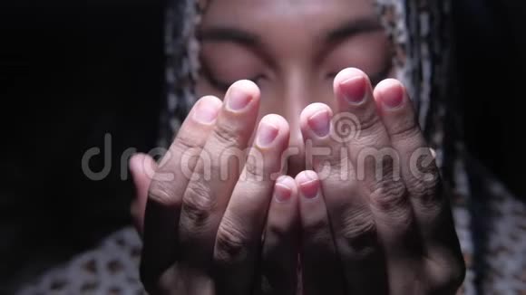 戴头巾的穆斯林妇女祈祷关门视频的预览图