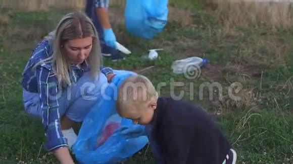 幼儿志愿者用垃圾袋在户外清理垃圾视频的预览图