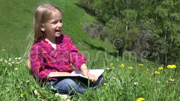 K莱格儿童4公园里的儿童读物山区草地上的户外图书女孩视频的预览图