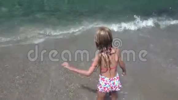 4K孩子在海滩上玩耍孩子在海岸上奔跑女孩在海岸上行走的海浪视频的预览图