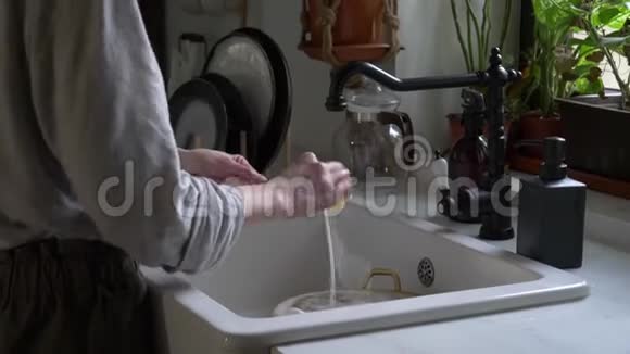 女人在厨房洗了一道菜视频的预览图
