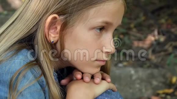 悲伤的孩子不是独自玩耍的孩子不快乐的体贴的脸女孩户外公园视频的预览图