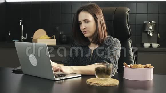女人不要在厨房用笔记本电脑快乐女性在家完成工作笔记本微笑的人在家里关闭笔记本电脑的肖像w视频的预览图