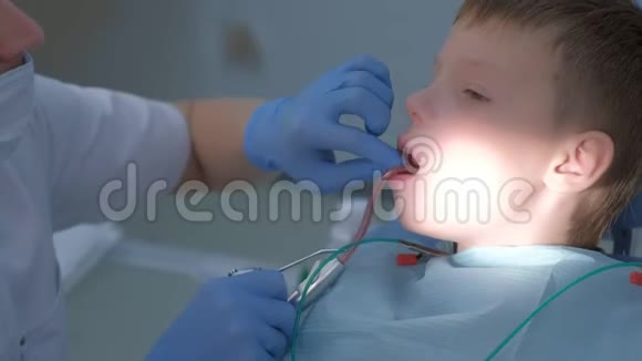 牙科冲洗男孩的嘴水保持唾液喷射器在卫生清洁视频的预览图