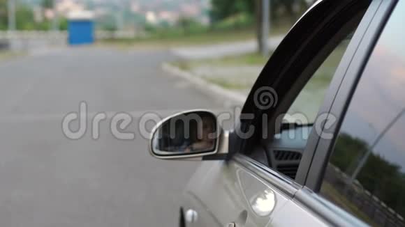 女司机在路上从车窗上扔掉塑料瓶视频的预览图
