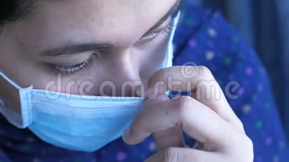 室内医用面罩的年轻女子视频的预览图