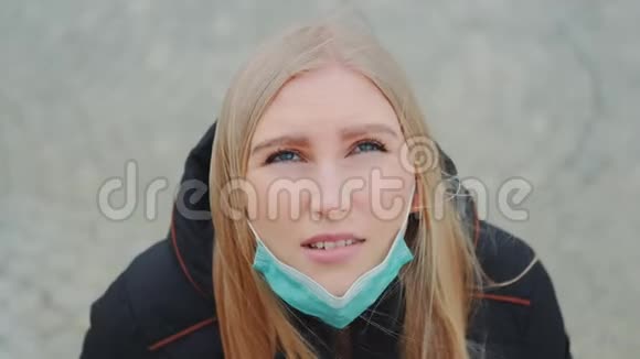 鹤射中金发女人望着天空戴上医疗面具视频的预览图