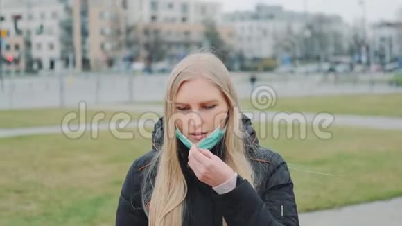 在街上给她脸上戴医疗面罩的年轻女子视频的预览图