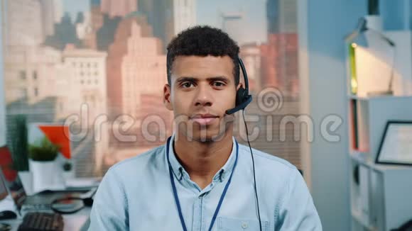 混合种族客户服务运营商在耳机微笑的镜头视频的预览图