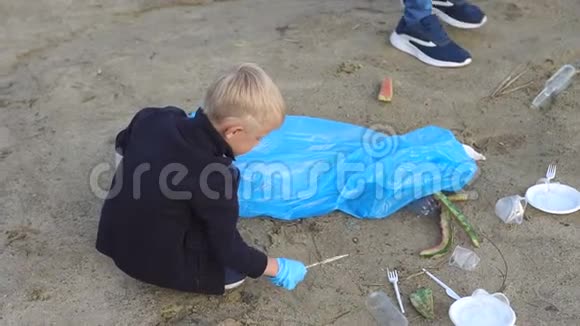 幼儿志愿者用垃圾袋在户外清理垃圾视频的预览图